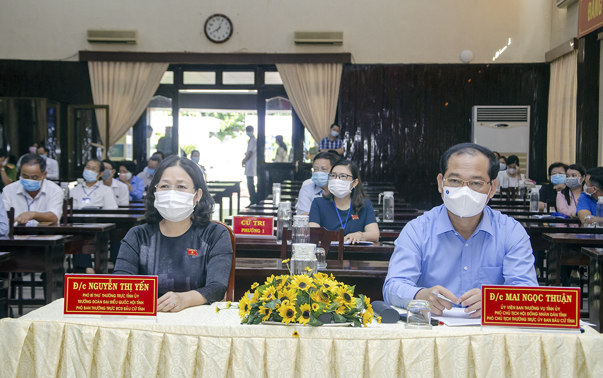Bà Nguyễn Thị Yến, Phó Bí thư Thường trực Tỉnh ủy, Trưởng Đoàn ĐBQH tỉnh, Phó Trưởng Ban Thường trực Ban Chỉ đạo Bầu cử tỉnh; ông Mai Ngọc Thuận, Ủy viên Ban Thường vụ Tỉnh ủy, Phó Chủ tịch HĐND tỉnh, Phó Chủ tịch Thường trực Ủy ban Bầu cử tỉnh tham dự Hội nghị.