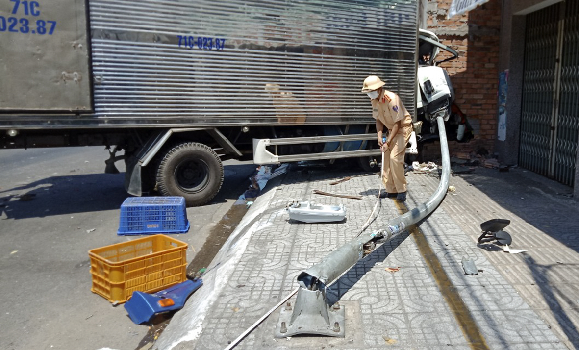 Lực lượng CSGT Công an TP.Vũng Tàu khám nghiệm hiện trường điều tra nguyên nhân vụ TNGT