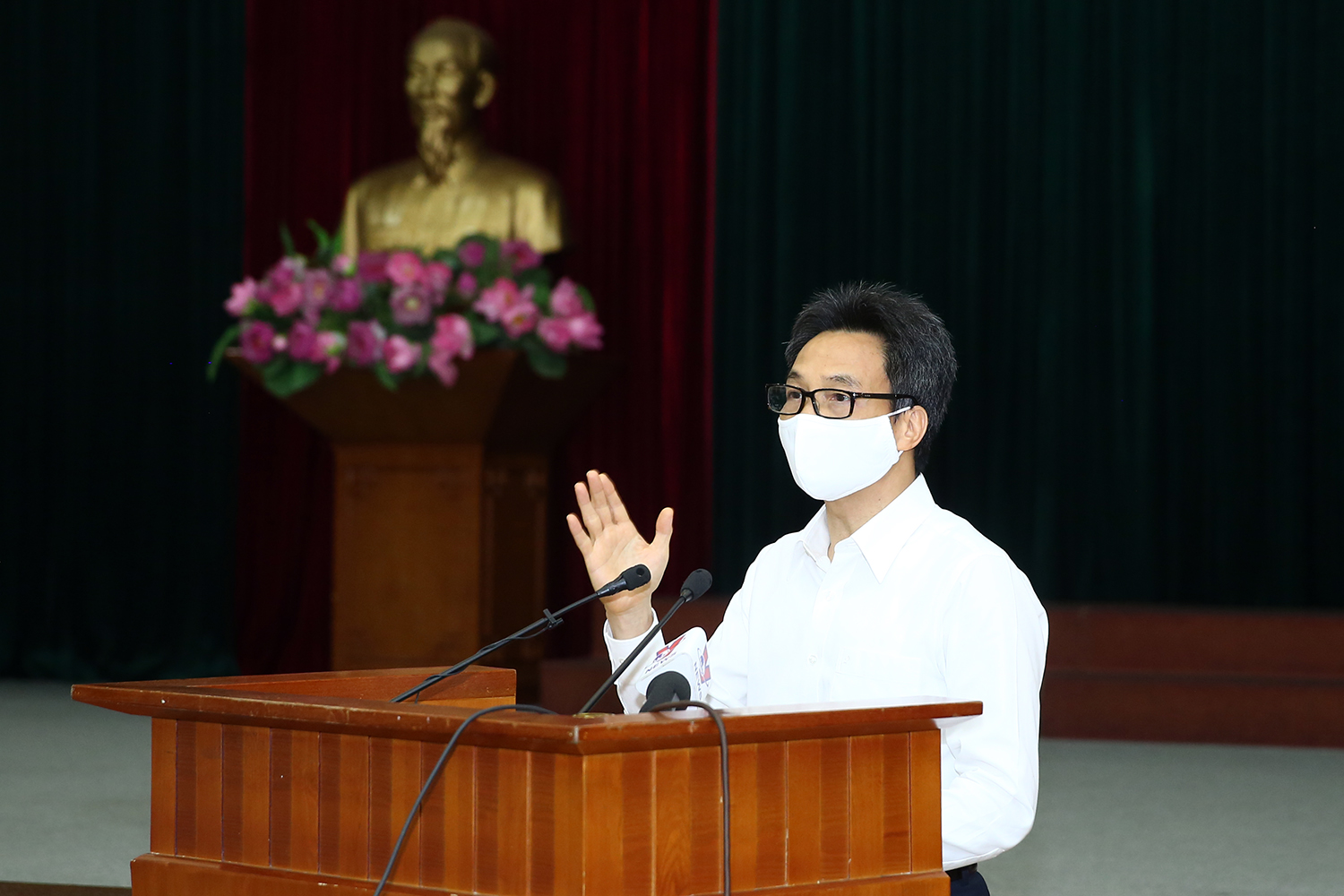 Phó Thủ tướng Vũ Đức Đam: Để thực hiện “mục tiêu kép”, phải cân nhắc giữa thực hiện cách ly, giãn cách xã hội, khoanh vùng dập dịch và phát triển kinh tế, xã hội. Ảnh: ĐÌNH NAM