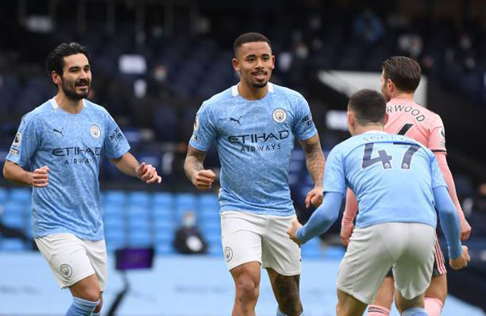 Kết thúc vòng 20, Man City đã âm thầm leo lên vị trí số 1 BXH và đoạt ngôi vương ở vòng 36 khi MU thua Leicester.