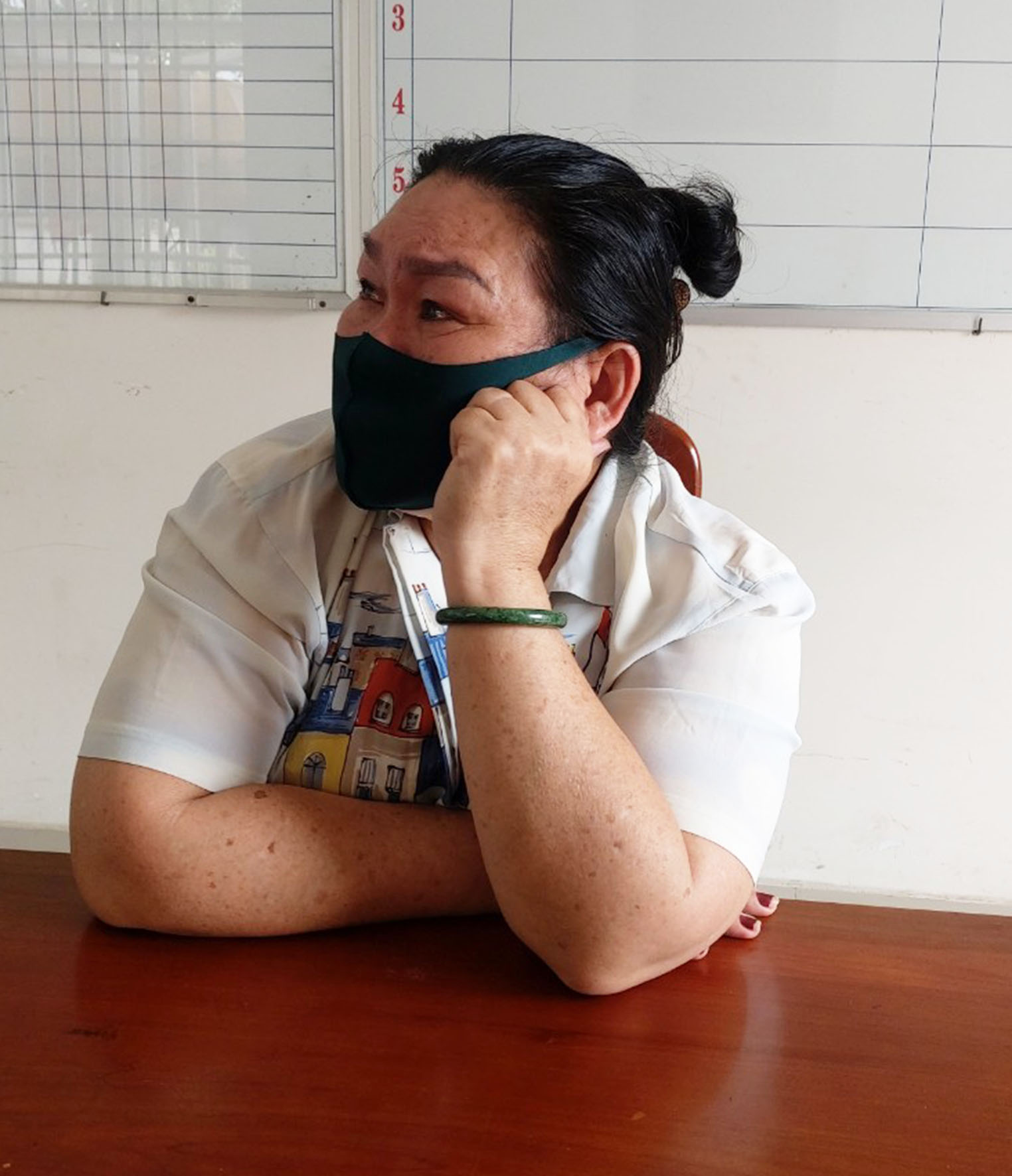 Bà Tăng Kim Huệ tại cơ quan công an.