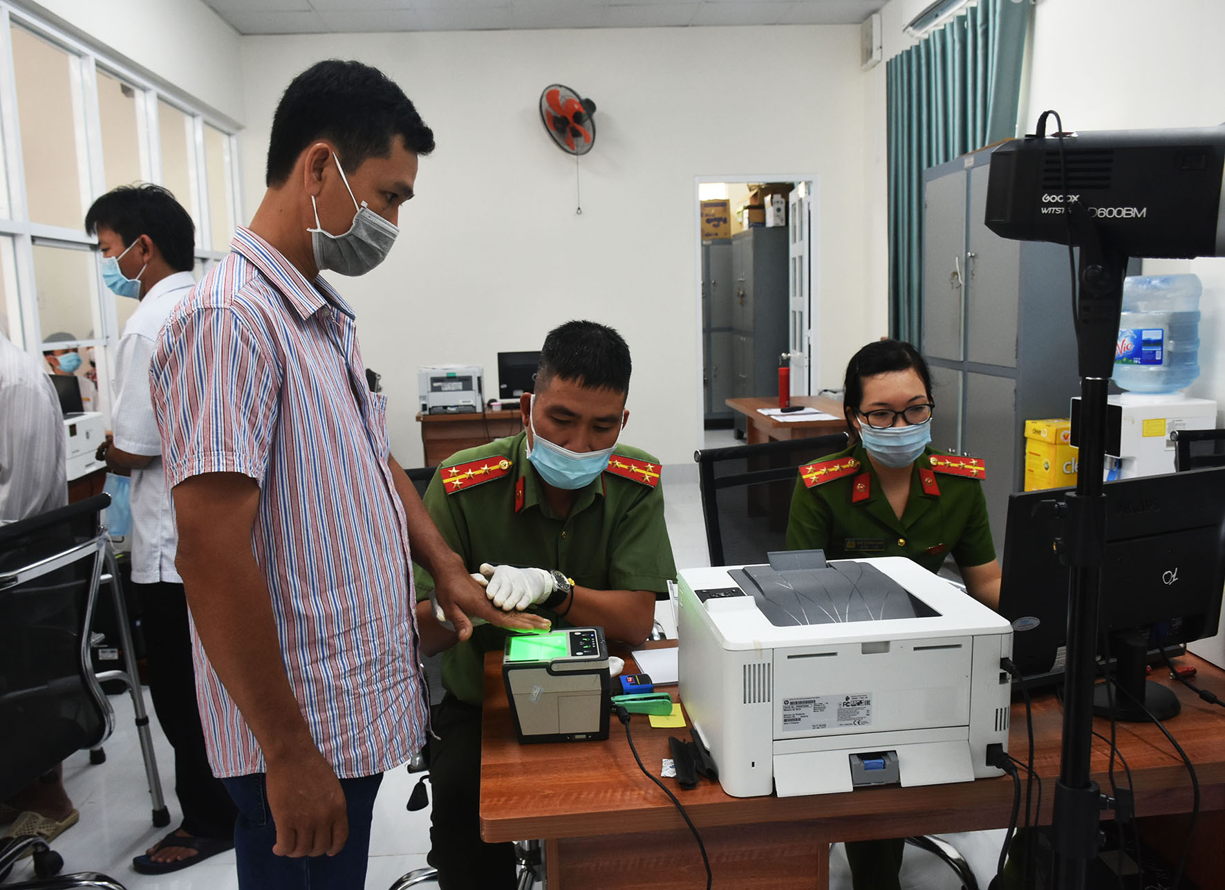 Người dân đến làm CCCD tại số 6A Lê Quý Đôn, TP.Vũng Tàu.