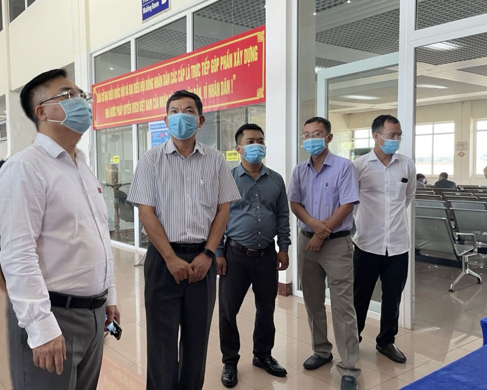 Ông Hoàng Vũ Thảnh (bìa trái), Quyền Chủ tịch UBND TP.Vũng Tàu, Chủ tịch UBBC TP.Vũng Tàu, kiểm tra công tác chuẩn bị bầu cử tại khu vực bầu cử số 14 (phường Thắng Nhì).