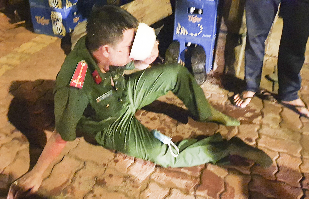 Thượng úy Phạm Tấn Tài, Công an TT. Ngãi Giao được người dân hỗ trợ nước uống sau khi leo lên nóc nhà dập lửa.