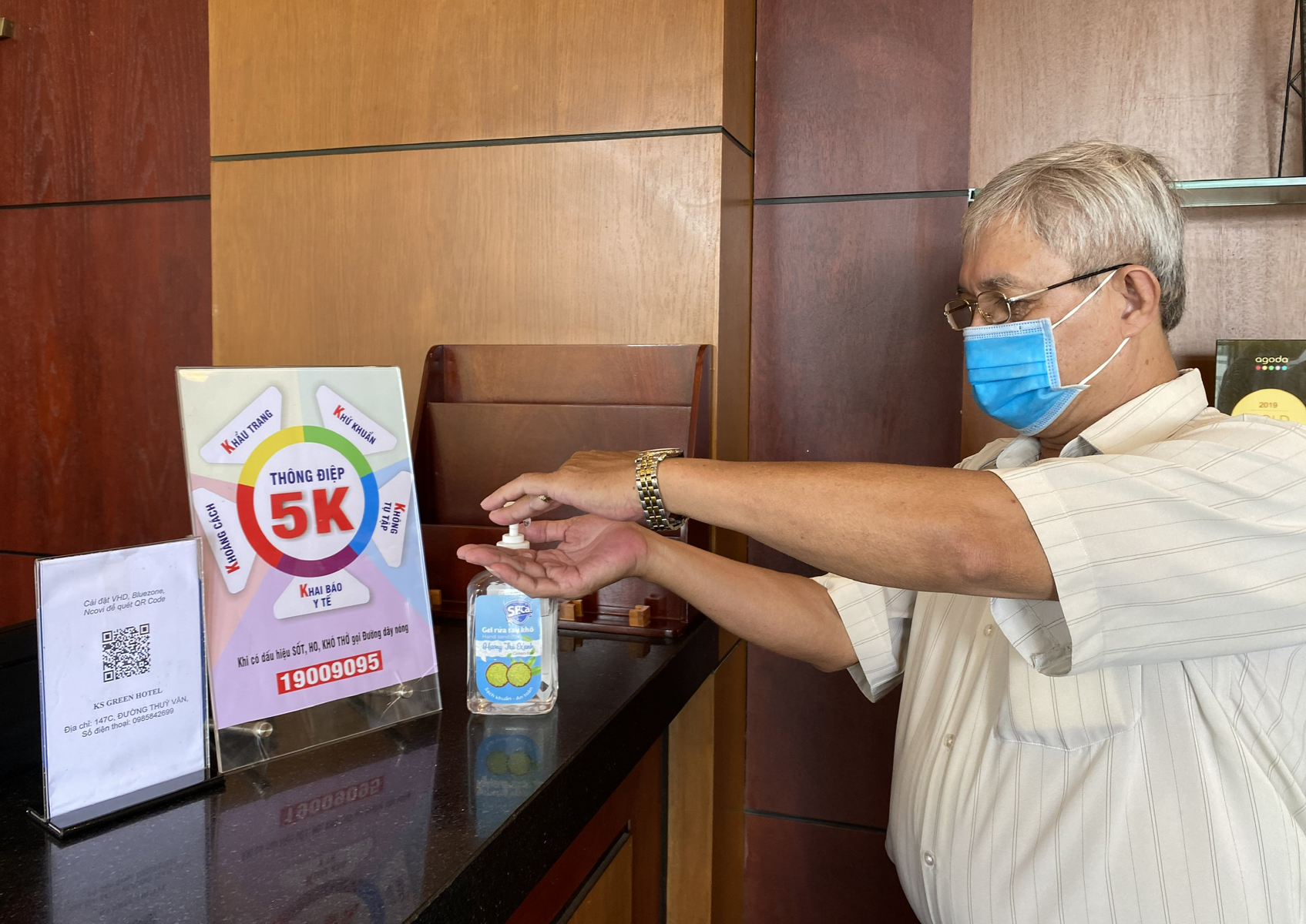 Khách sạn Green công khai mã QR Code, hướng dẫn 5k và yêu cầu rửa tay sát khuẩn ngay quầy lễ tân.
