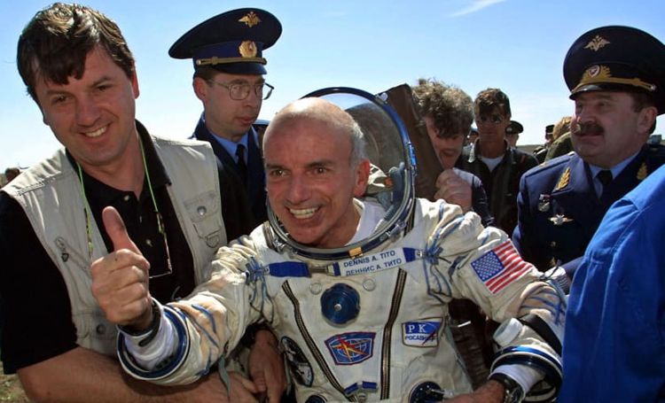 Tỷ phú Dennis Tito khi trở về Trái Đất vào tháng 5/2001. Ảnh: CNN