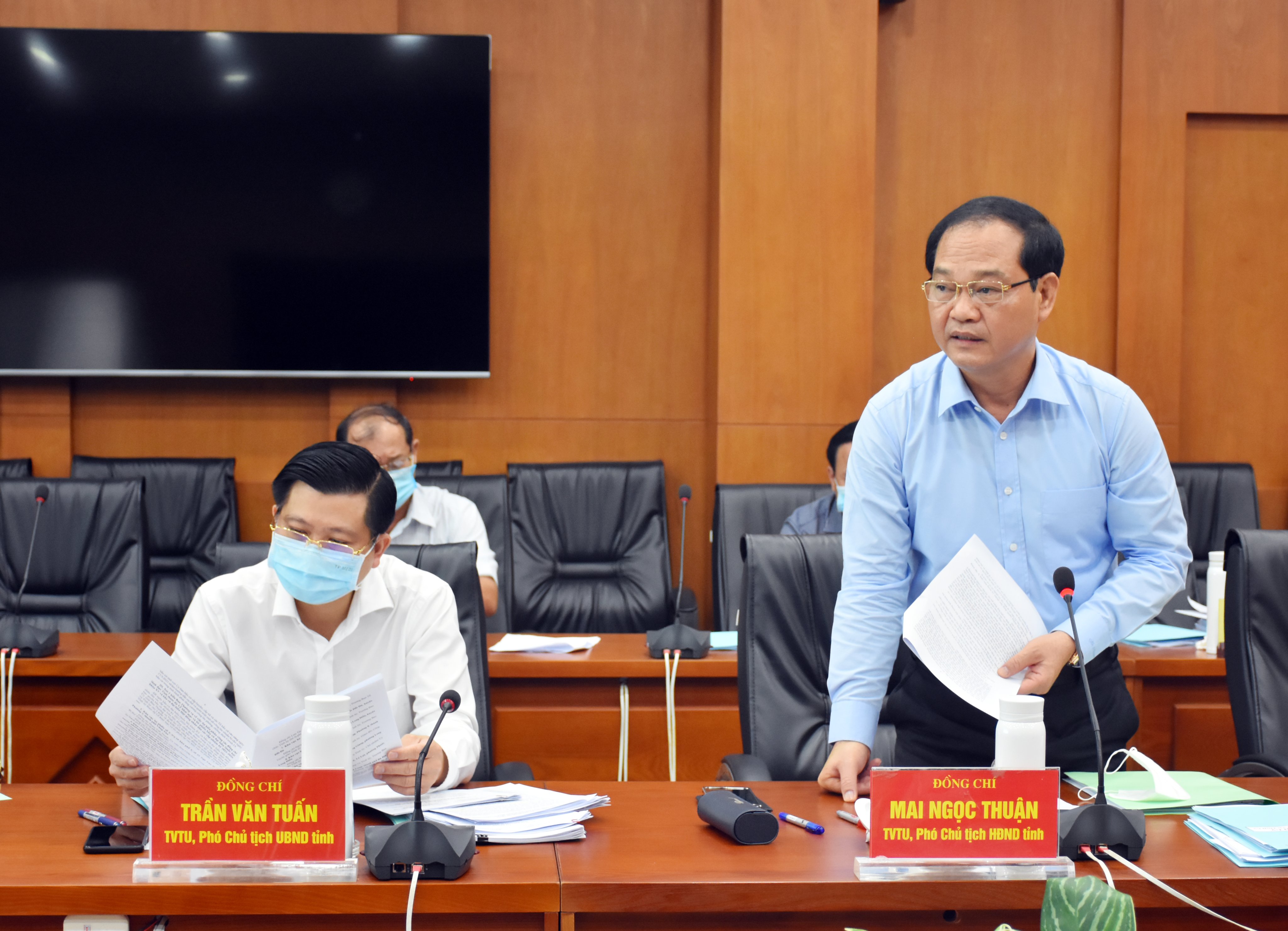 Ông Mai Ngọc Thuận, Ủy viên Ban Thường vụ Tỉnh ủy, Phó Chủ tịch HĐND tỉnh, Phó Chủ tịch Thường trực UBBC tỉnh đề xuất xét nghiệm COVID-19 cho toàn bộ thành viên của 814 Tổ bầu cử trên địa bàn tỉnh.