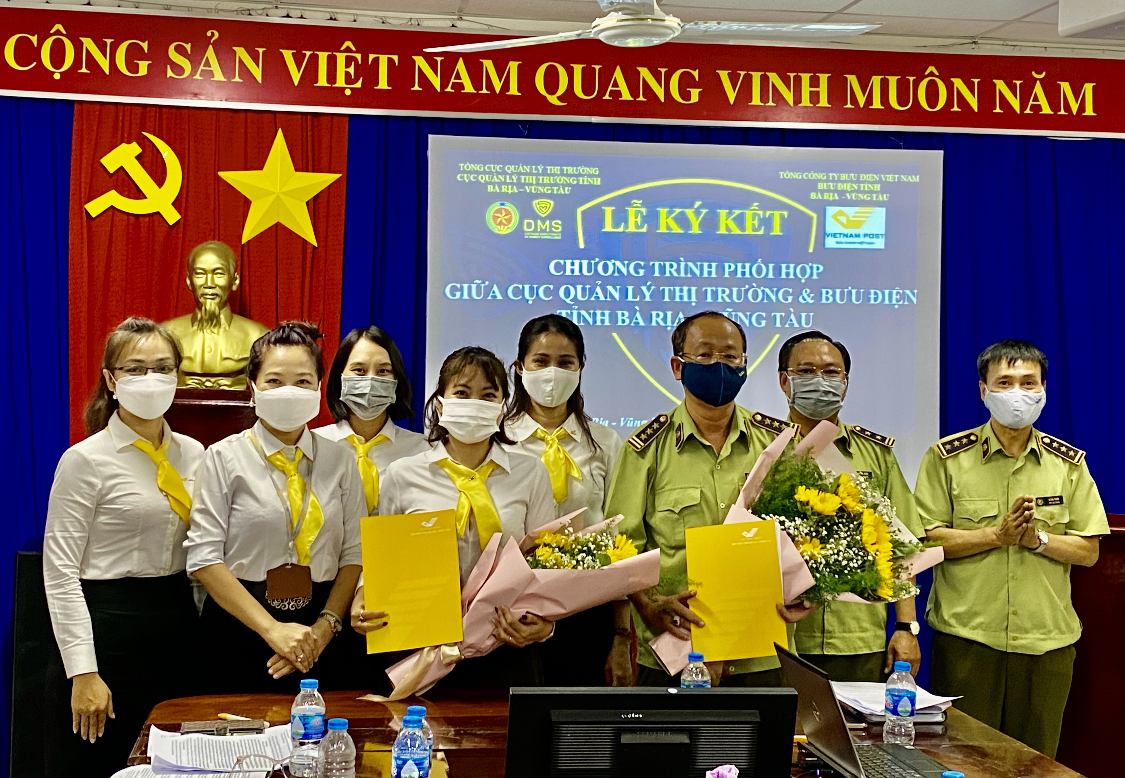 Bưu điện tỉnh và Cục Quản lý thị trường tỉnh ký kết phối hợp kiểm tra và xử lý tình huống đối với hàng hóa dinh doanh qua đường bưu điện.