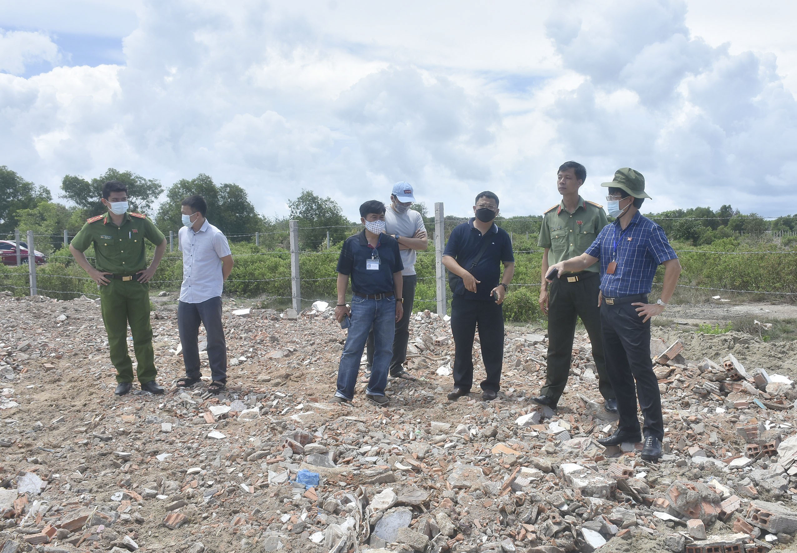 Ông Vũ Hồng Thuấn (bìa phải), Phó Chủ tịch UBND TP. Vũng Tàu cùng đại diện các phòng, ban kiểm tra khu đất san lấp trái phép bên cạnh Phân viện Nghiên cứu hải sản Phía Nam, đường 3/2 (phường 11).