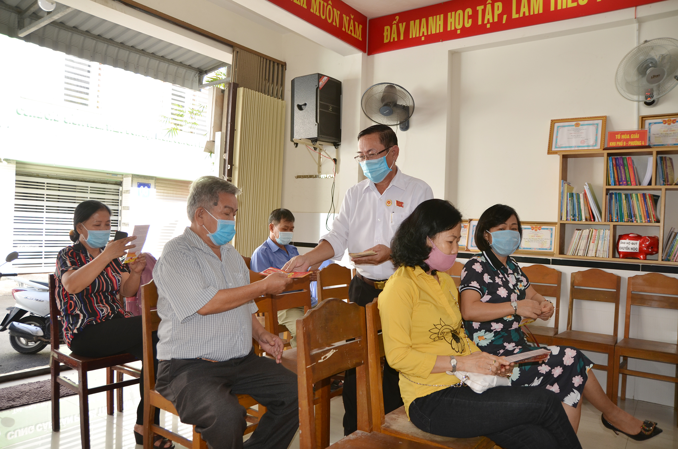 Ông Đoàn Văn Mã, Bí thư chi bộ khu phố 9, phường 4, TP.Vũng Tàu phát tài liệu liên quan đến cuộc bầu cử tới các đảng viên trong chi bộ.