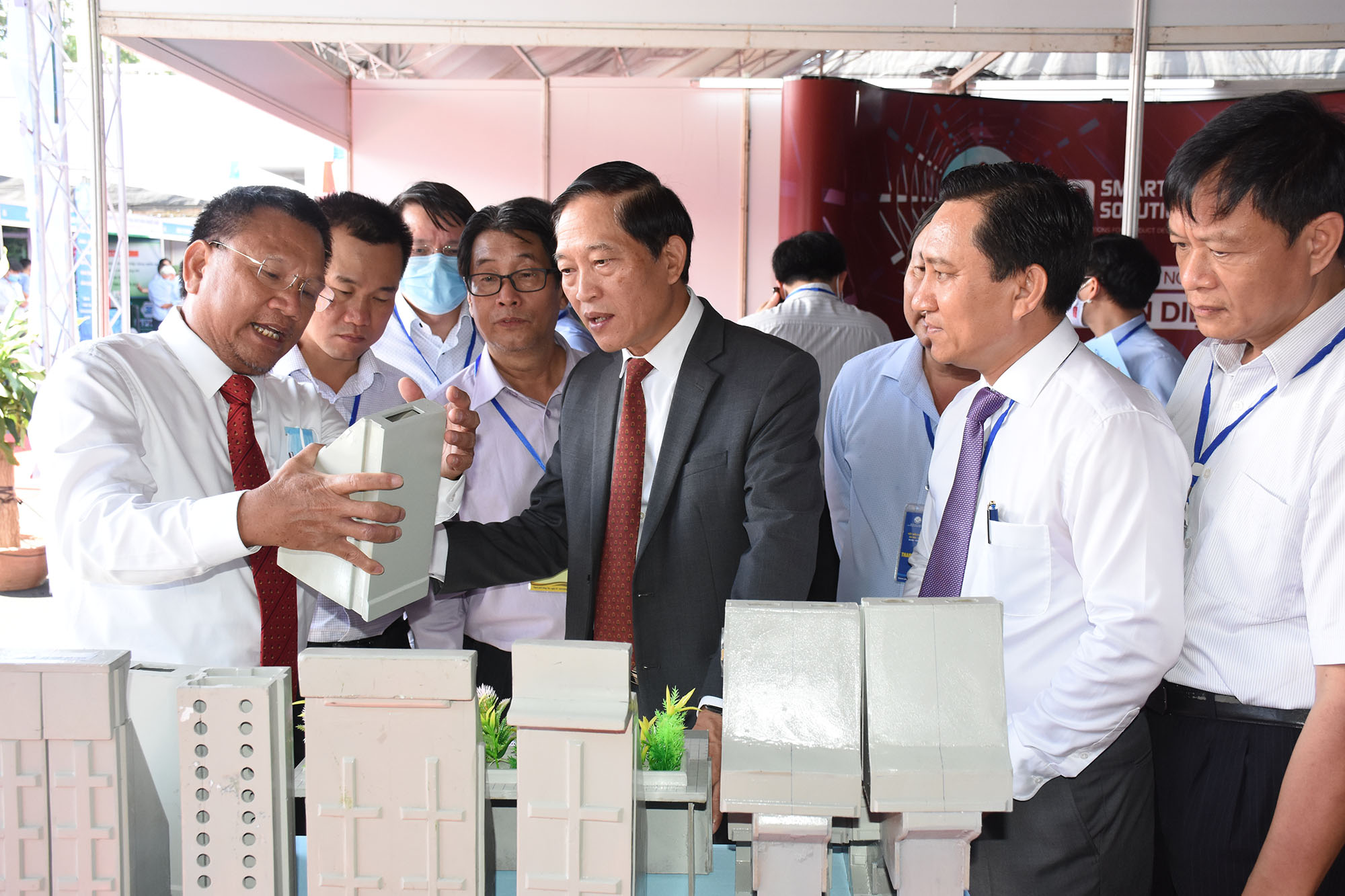 Thứ trưởng Bộ KH-CN Trần Văn Tùng đánh giá cao sản phẩm công nghệ bê tông cốt phim kim của Busadco khi tham quan gian hàng trưng bày của Busadco tại chương trình kết nối cung cầu công nghệ diễn ra tại TP. Vũng Tàu tháng 12/2020
