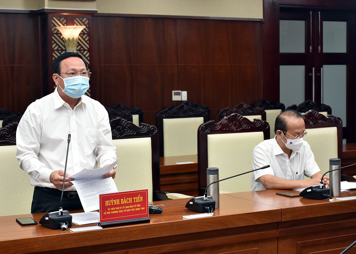 ông Huỳnh Bách Tiến, Phó Giám đốc Sở Nội vụ, Ủy viên Thư ký UBBC tỉnh, Tổ phóThường trực Tổ giúp việc UBBC tỉnh thông cáo tiến độ triển khai thực hiện các công tác chuẩn bị cho Ngày bầu cử 23/5.