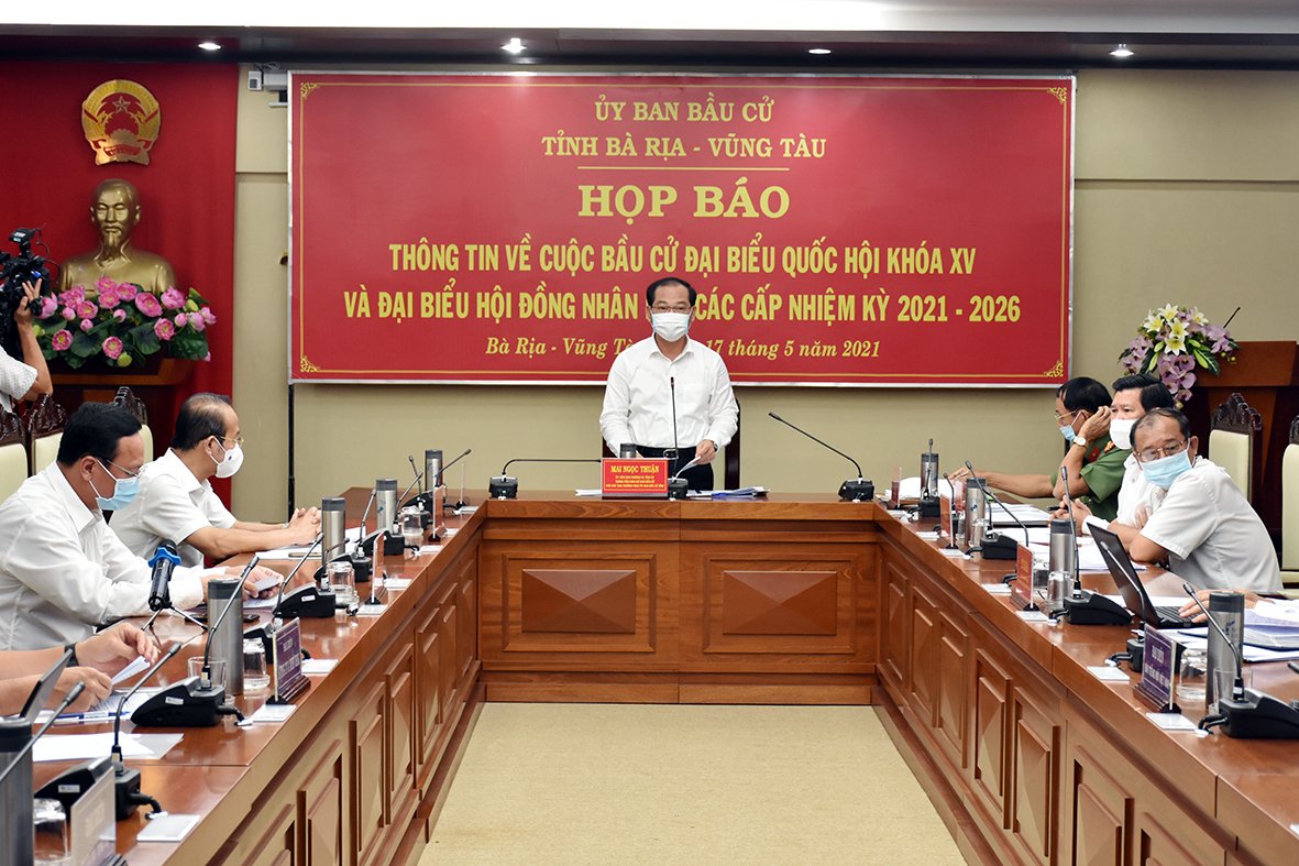 Ông Mai Ngọc Thuận, Ủy viên Ban Thường vụ Tỉnh ủy, Phó Chủ tịch HĐND tỉnh, Phó Chủ tịch Thường trực UBBC tỉnh, chủ trì Họp báo.