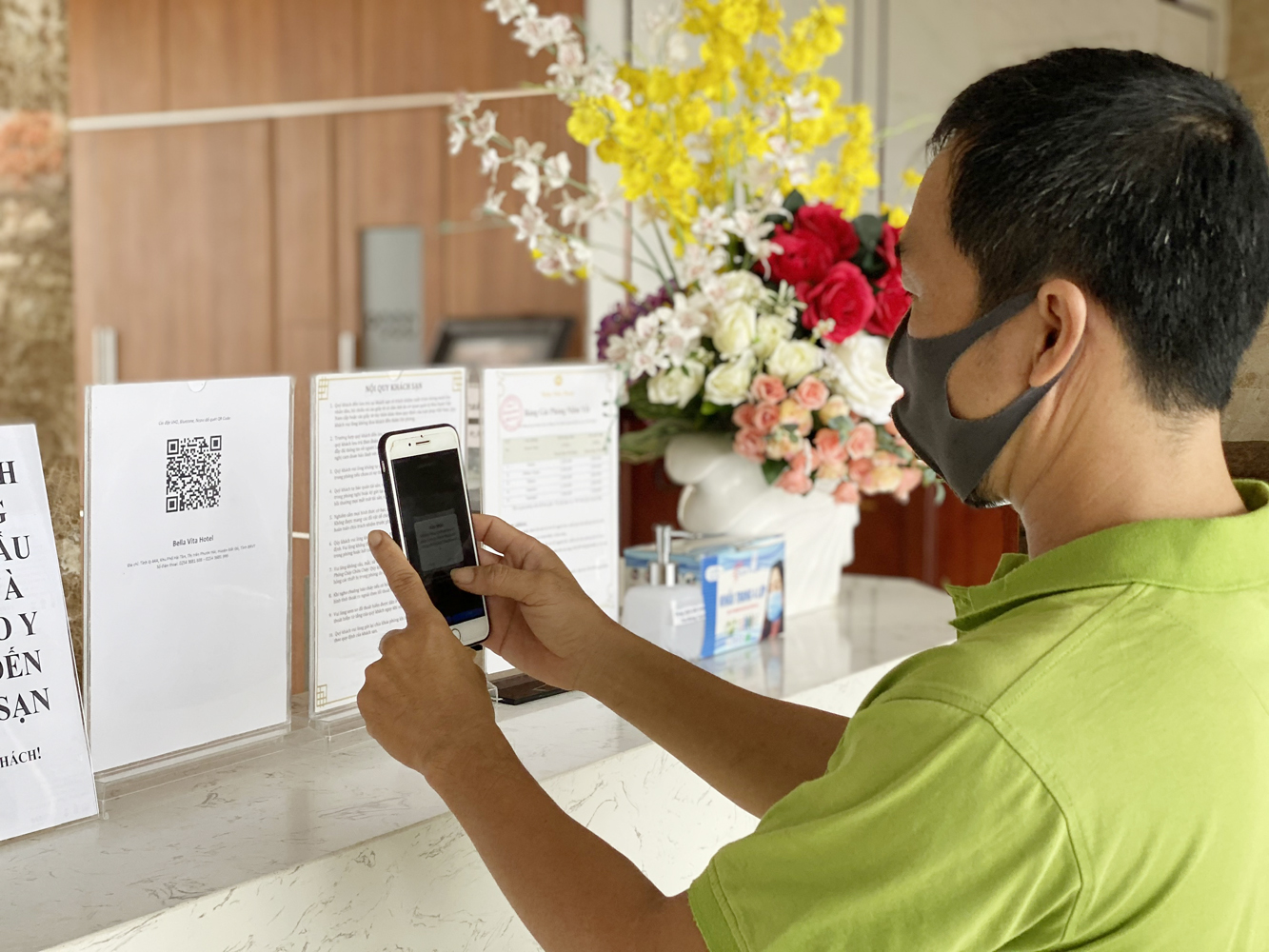 Du khách quét mã QR khai báo y tế qua app tại Bella Vita Hotel.