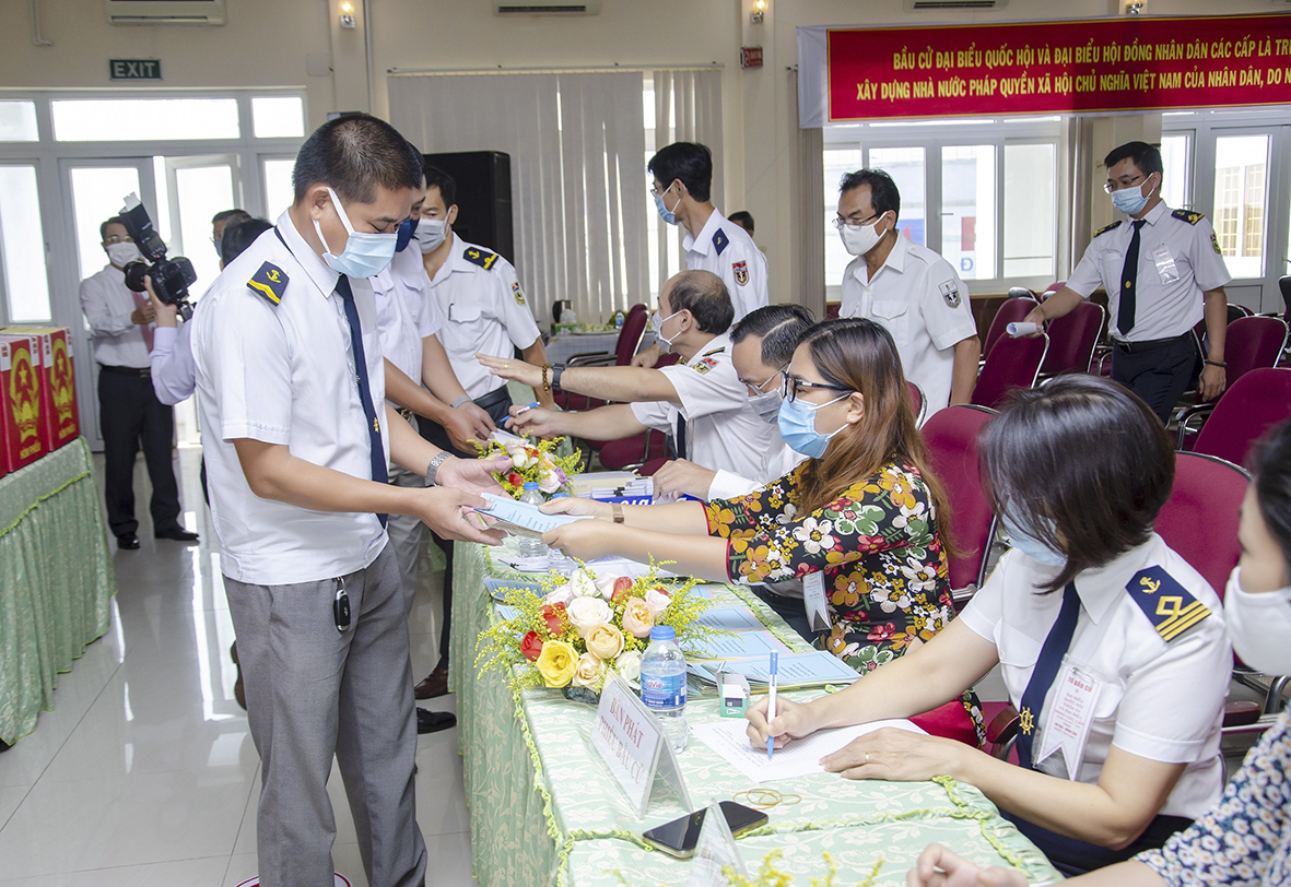 Cử tri nhận phiếu bầu cử sớm tại Xí nghiệp Vận tải biển và Công tác lặn thuộc Liên doanh Việt Nga Vietsovpetro-khu vực bỏ phiếu số 15. Ảnh: MẠNH THẮNG
