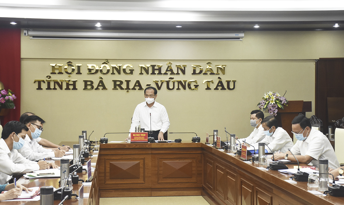 Ông Mai Ngọc Thuận, Ủy viên Ban Thường vụ Tỉnh ủy, Phó Chủ tịch HĐND tỉnh, Phó Chủ tịch Thường trực Ủy ban Bầu cử (UBBC) tỉnh đã chủ trì cuộc họp của UBBC tỉnh về việc chuẩn bị kế hoạch phòng, chống dịch COVID-19 theo từng cấp độ từ nay cho đến trong và sau ngày bầu cử ĐBQH khóa XV và đại biểu HĐND các cấp nhiệm kỳ 2021-2026 trên địa bàn tỉnh. Ảnh: PHƯƠNG NAM
