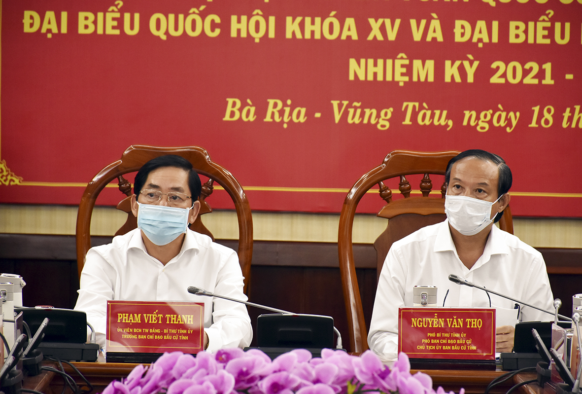 Ông Phạm Viết Thanh, Ủy viên Trung ương Đảng, Bí thư Tỉnh ủy, Trưởng Ban Chỉ đạo Bầu cử tỉnh; ông Nguyễn Văn Thọ, Chủ tịch UBND tỉnh, Chủ tịch UBBC tỉnh tham dự tại điểm cầu BR-VT.