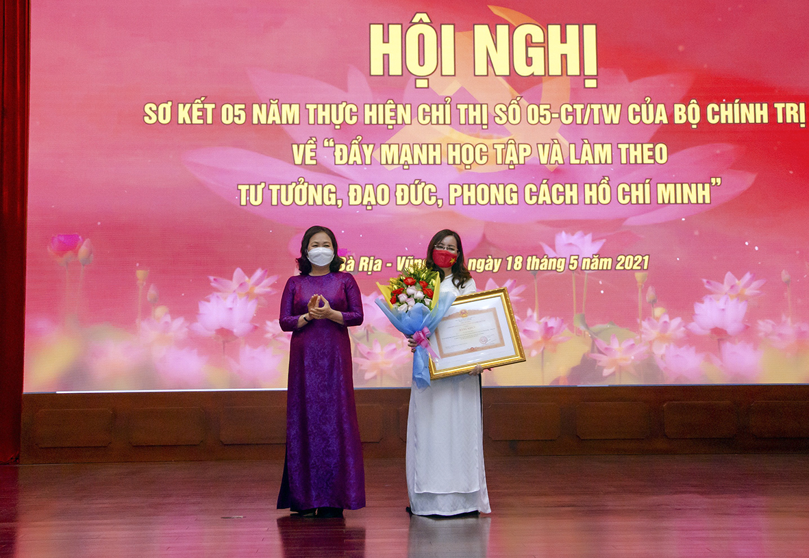 Thừa ủy quyền của Thủ tướng Chính phủ, bà Nguyễn Thị Yến, Phó Bí thư Thường trực Tỉnh ủy, Trưởng Đoàn ĐBQH tỉnh trao Bằng khen của Thủ tướng Chính phủ cho bà Vũ Thị Việt Hoa, Bí thư Chi bộ, Hiệu trưởng Trường TH Quang Trung (TP.Vũng Tàu) vì đã có thành tích tiêu biểu trong học tập và làm theo tư tưởng, đạo đức, phong cách Hồ Chí Minh năm 2020.