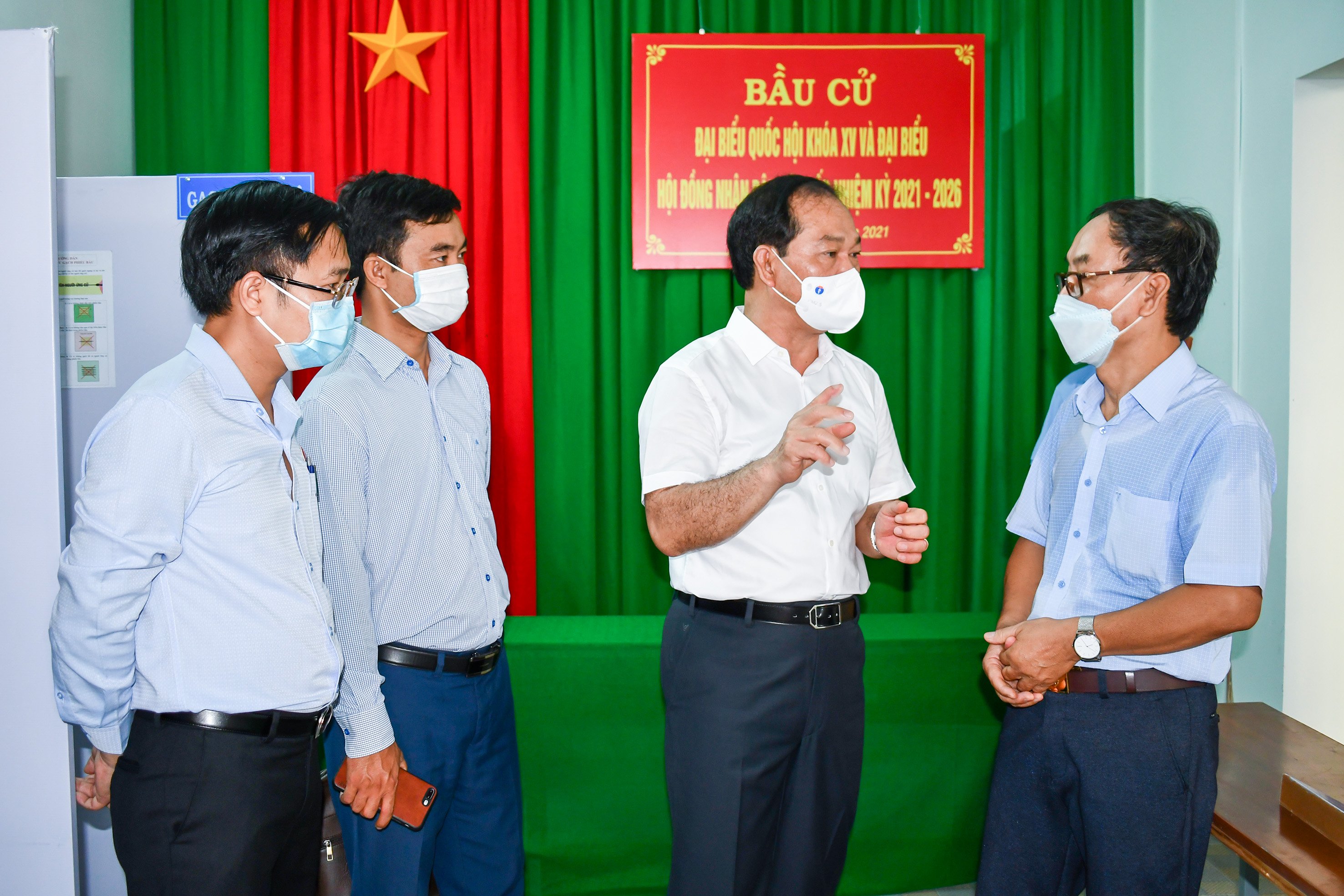 Các thành viên Đoàn kiểm tra số 1 của UBBC tỉnh kiểm tra công tác chuẩn bị bầu cử tại Tổ Bầu cử số 1, khu phố 1, phường Nguyễn An Ninh, TP. Vũng Tàu.
