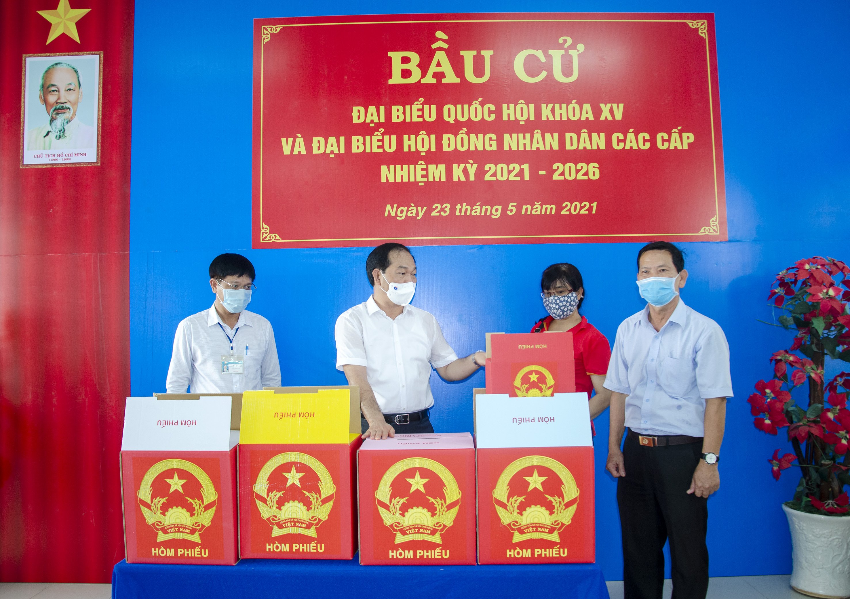Ông Mai Ngọc Thuận, Ủy viên Ban Thường vụ Tỉnh ủy, Phó Chủ tịch HĐND tỉnh, Phó Chủ tịch Thường trực UBBC tỉnh (thứ hai từ trái qua) kiểm tra hòm phiếu tại khu vực bỏ phiếu số 2, KP. 1, phường 8, TP. Vũng Tàu.