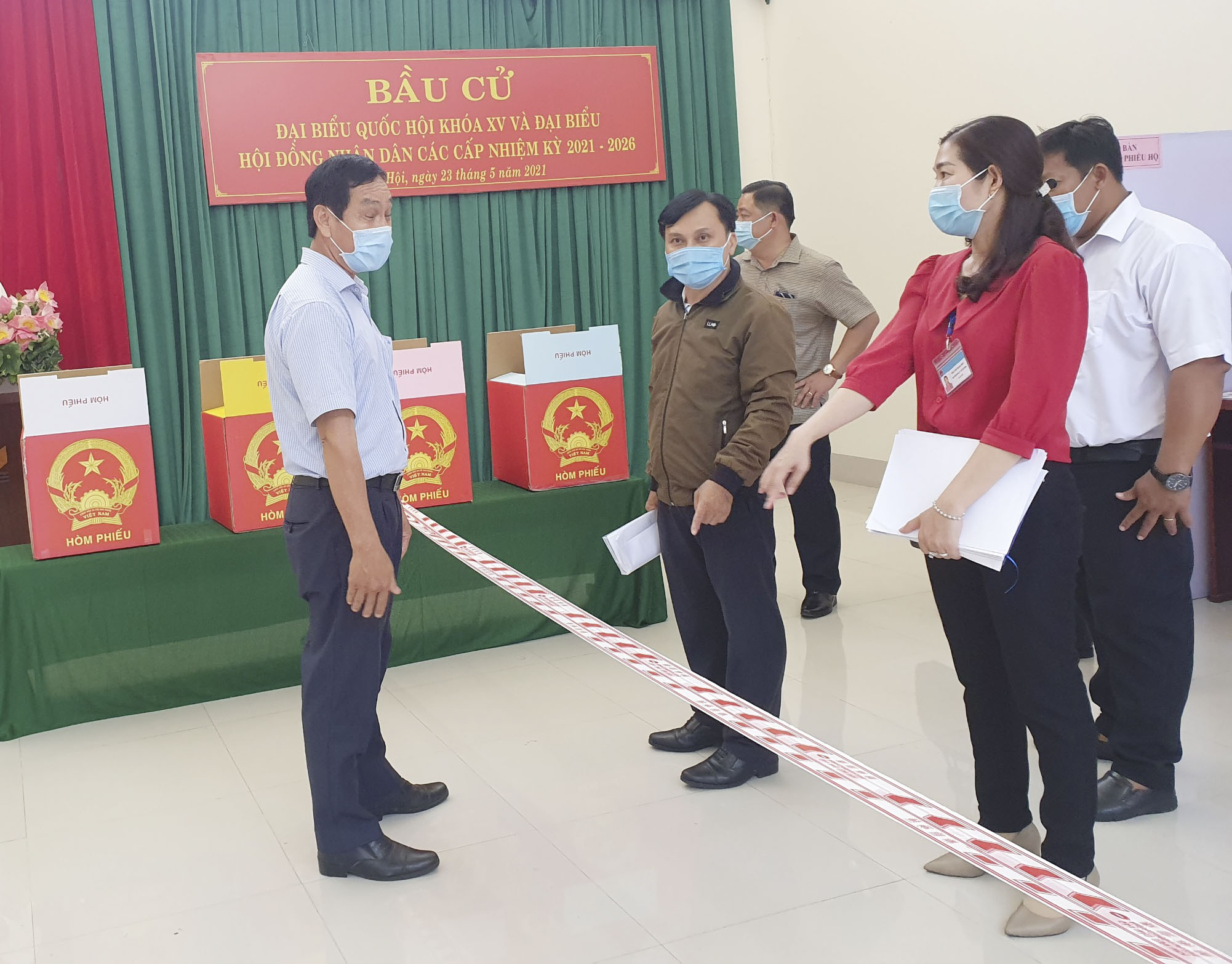 Đoàn Kiểm tra số 7 của UBBC tỉnh kiểm tra điểm bỏ phiếu tại xã Phước Hội (huyện Đất Đỏ).