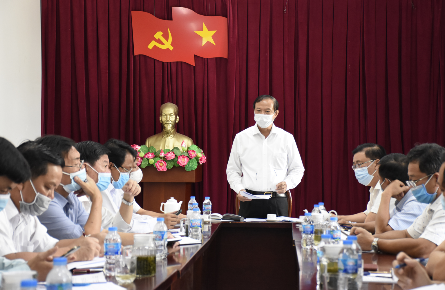 Ông Nguyễn Văn Thọ, Phó Bí thư Tỉnh ủy, Chủ tịch UBND tỉnh, Chủ tịch UBBC tỉnh làm việc với UBBC xã Châu Pha về công tác chuẩn bị bầu cử.