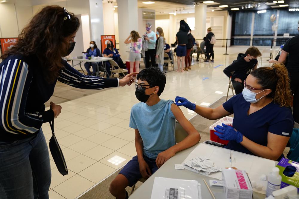 Một bé trai 14 tuổi được tiêm mũi đầu tiên vaccine COVID-19 của Pfizer tại Mỹ.