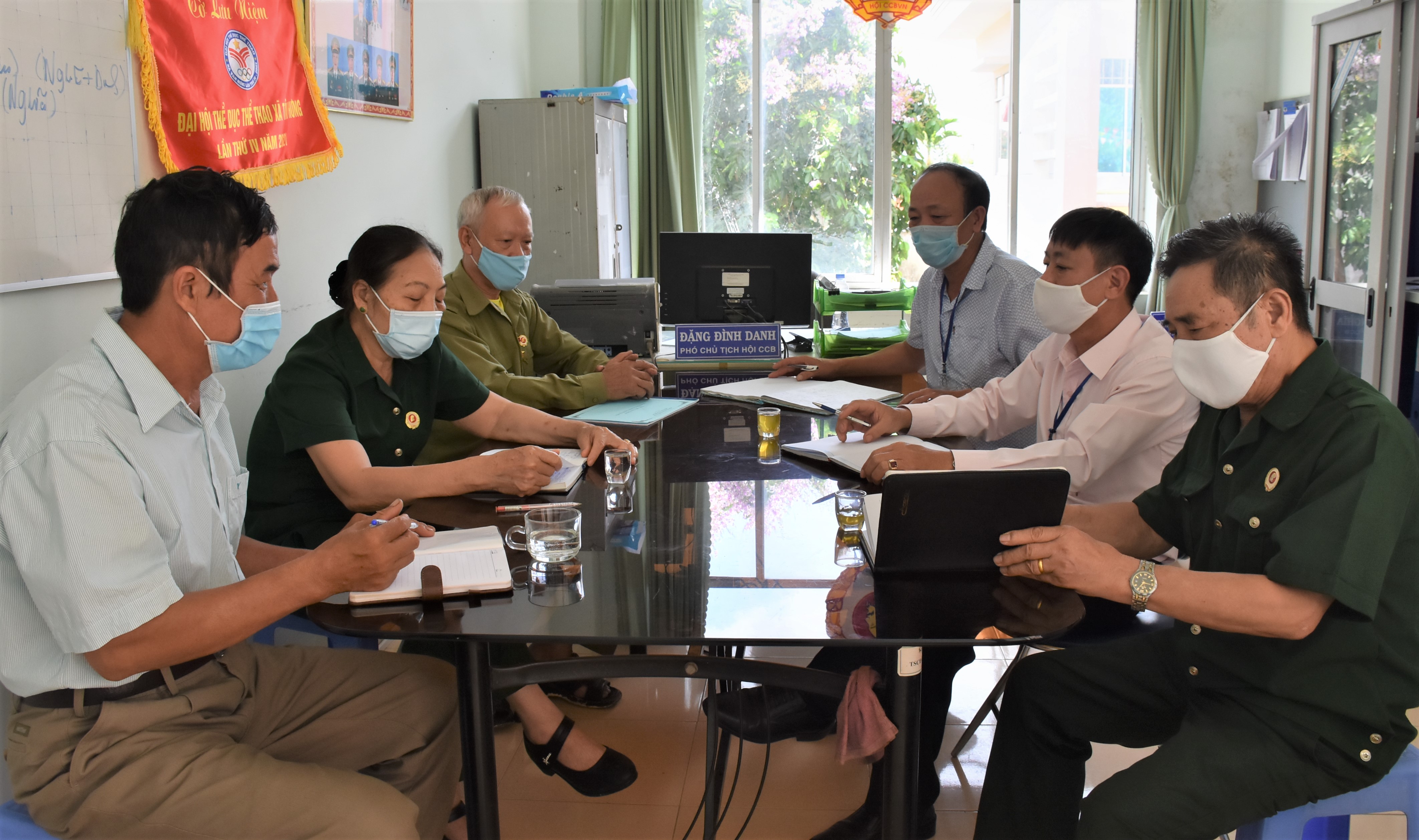 Ông Trần Văn Khiêm (ngoài cùng bên trái) cùng với cán bộ, hội viên nòng cốt Hội CCB xã Tân Hưng (TP.Bà Rịa) trong 1 buổi sinh hoạt.
