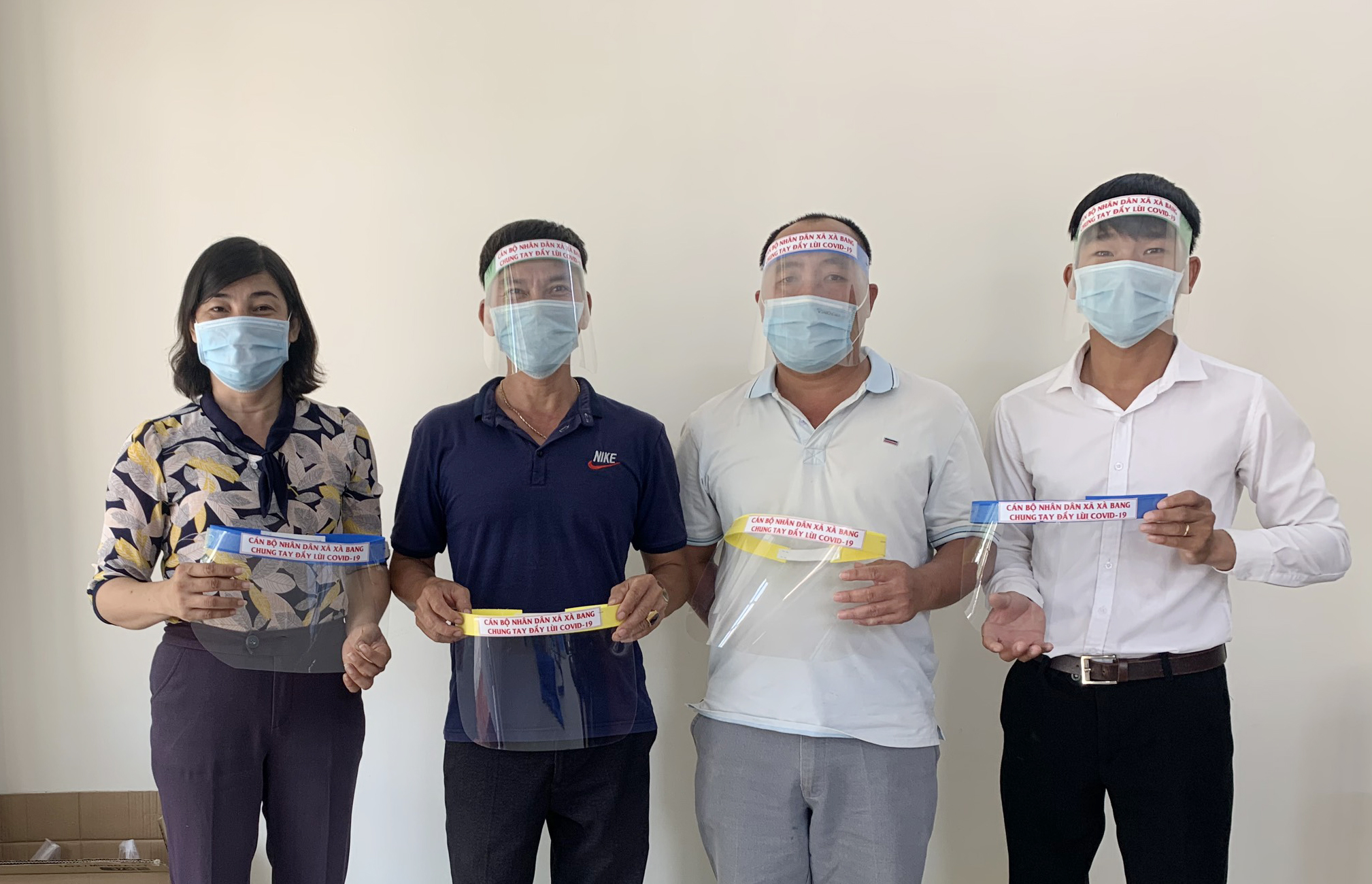 Anh Võ Quang Pháp (phải), Bí thư Đoàn Thanh niên xã Xà Bang bàn giao 320 tấm chắn giọt bắn cho bà Hồ Thị Mỹ Hòa, Phó Chủ tịch UBND xã để phân bổ lực lượng làm nhiệm vụ bầu cử.