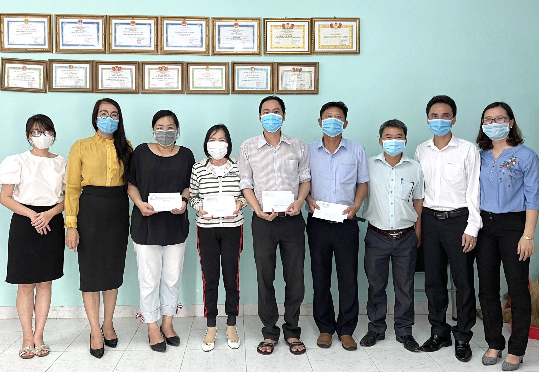 Bà Trần Thị Thanh Thủy (thứ 2 từ trái qua), Phó Chủ tịch LĐLĐ TP. Vũng Tàu tặng quà cho đoàn viên công đoàn Trường THCS Võ Văn Kiệt (TP.Vũng Tàu).  Ảnh: AN NHIÊN