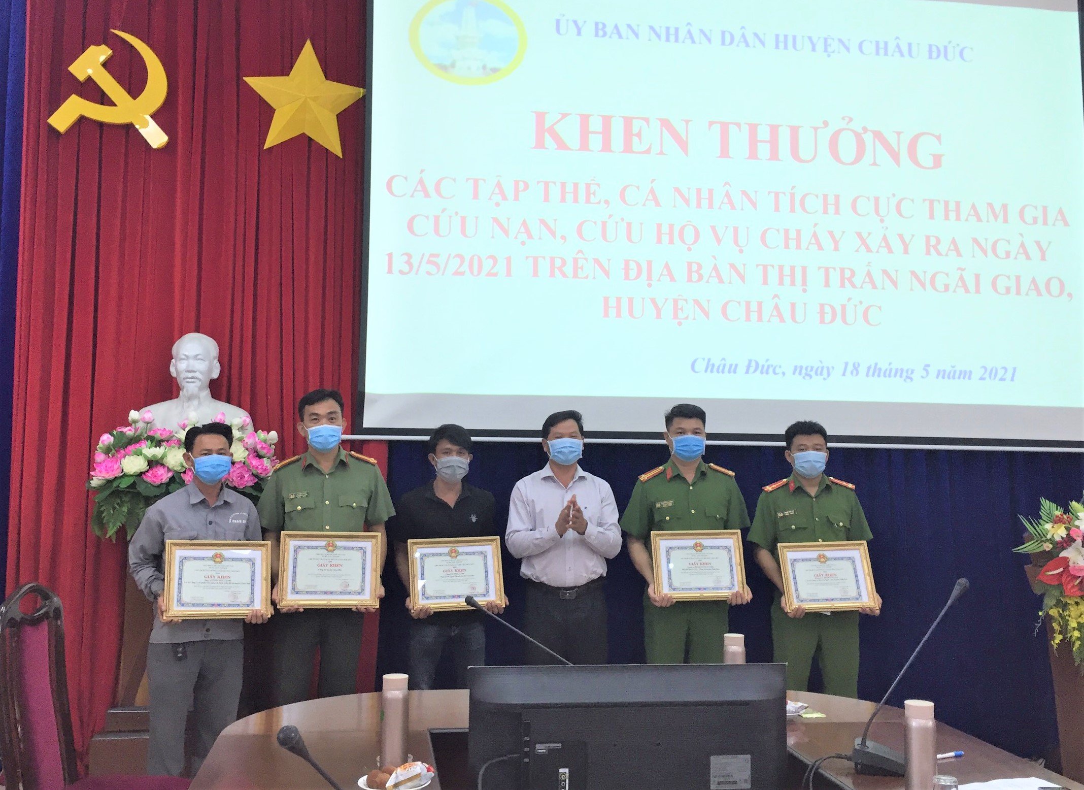 Ông Lê Thanh Liêm, Phó Chủ tịch UBND huyện Châu Đức (thứ 3 từ phải qua) trao Giấy khen cho tập thể, cá nhân tham gia chữa cháy cửa hàng camera, thị trấn Ngãi Giao