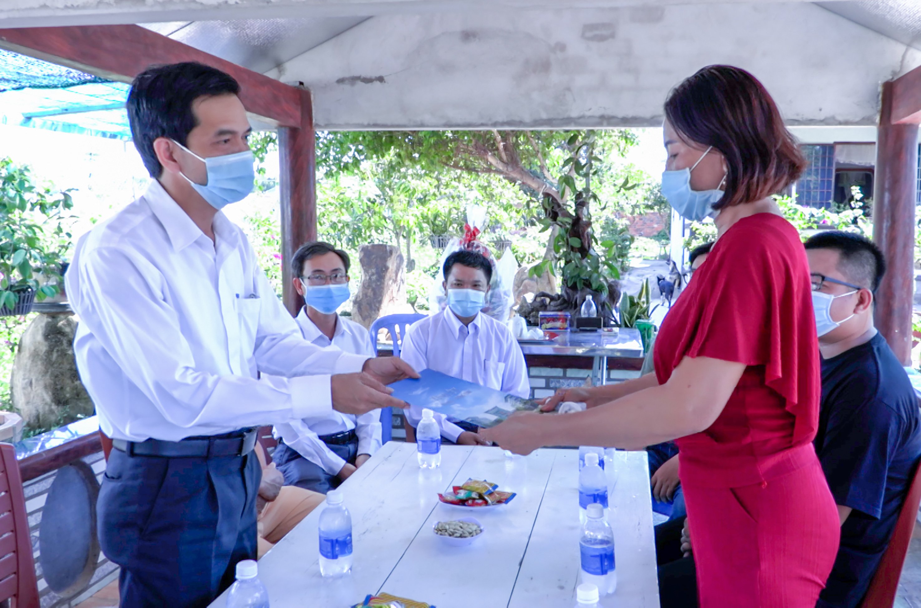 Được sự ủy quyền của Bí thư Tỉnh ủy, ông Dương Trọng Hiếu, Tỉnh ủy viên, Chánh Văn phòng Tỉnh ủy đã trao Thư khen cho gia đình anh T.H.P. thôn 5, xã Long Sơn, TP.Vũng Tàu.
