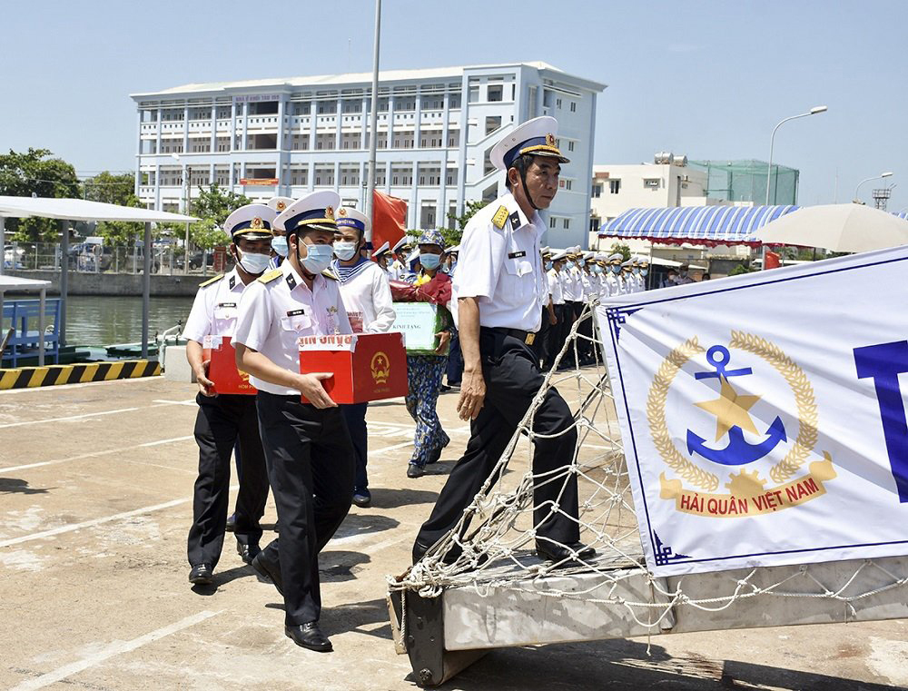 Thành viên Tổ bầu cử trên biển Bộ Tư lệnh Vùng 2 Hải quân mang thùng phiếu lên tàu để cử tri làm nhiệm vụ trên biển bỏ phiếu.