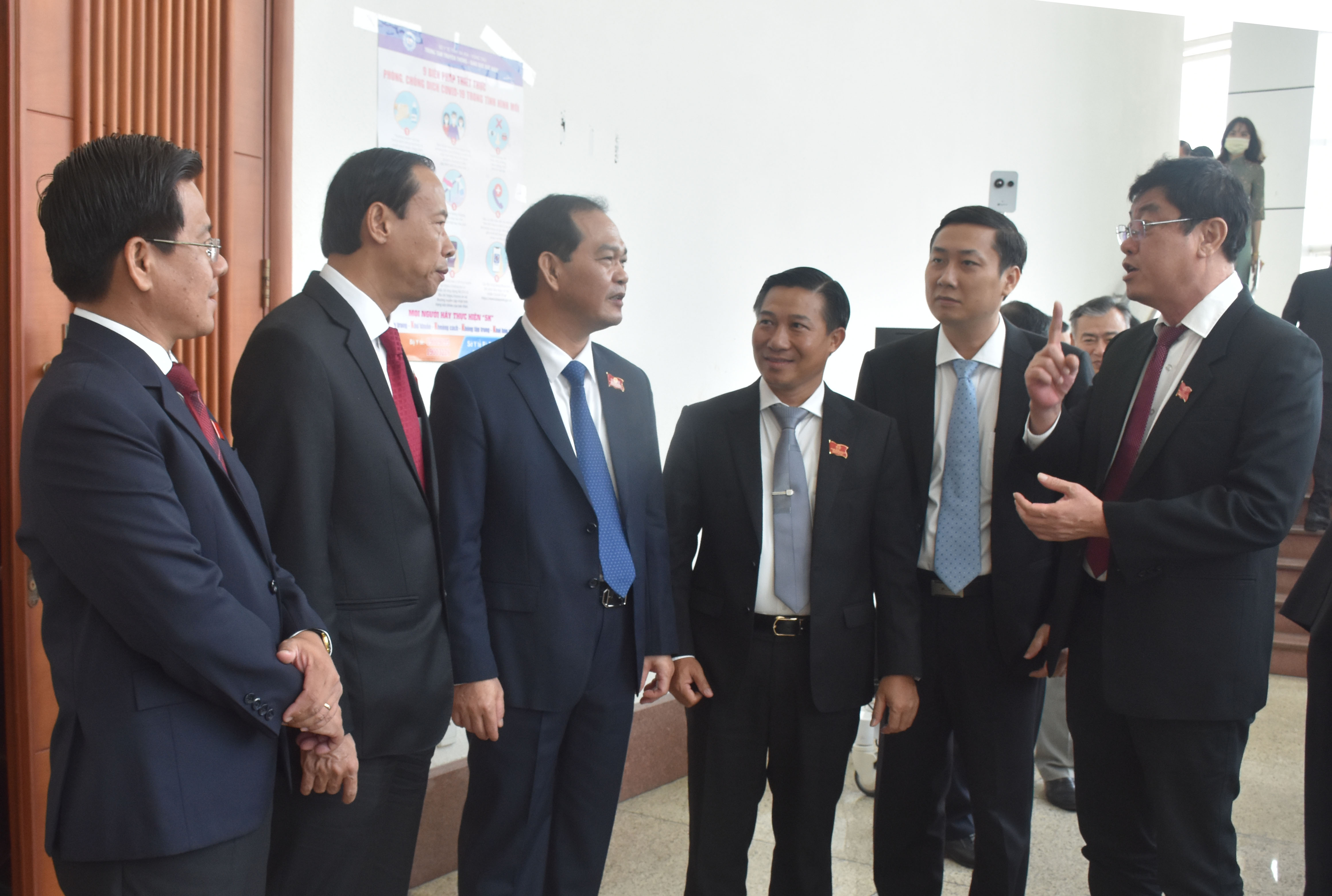 Các đại biểu trao đổi bên lề Kỳ họp thứ 19 HĐND tỉnh khóa VI,  nhiệm kỳ 2016-2021.