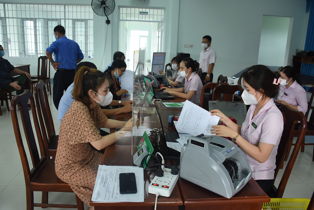 NHCSXH tỉnh giải ngân vốn cho người dân trên địa bàn xã.jpg