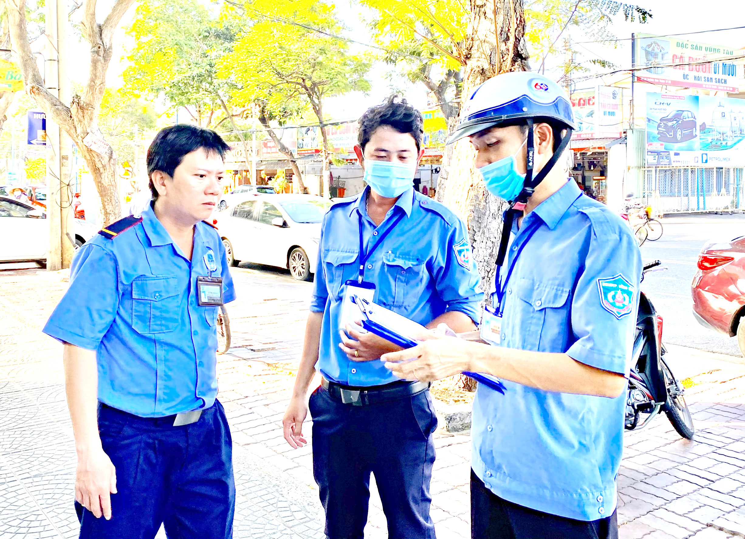 Cán bộ phường 2 (TP. Vũng Tàu) tuyên truyền vận động người dân đăng ký thu phí sử dụng vỉa hè.