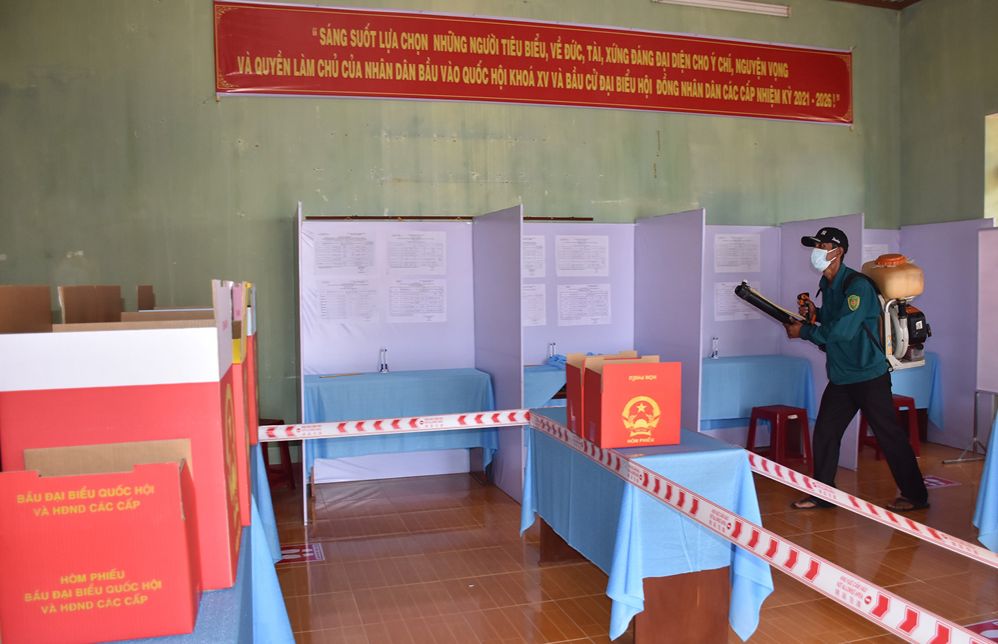 Sáng 22/5, 161 khu vực bỏ phiếu trên địa bàn huyện Châu Đức đã được phun thuốc khử khuẩn, bảo đảm an toàn cho ngày toàn dân bỏ phiếu bầu cử 23/5. Trong ảnh: Phun thuốc khử khuẩn tại khu vực bỏ phiếu số 1 (thôn Thành Long, xã Kim Long, huyện Châu Đức).