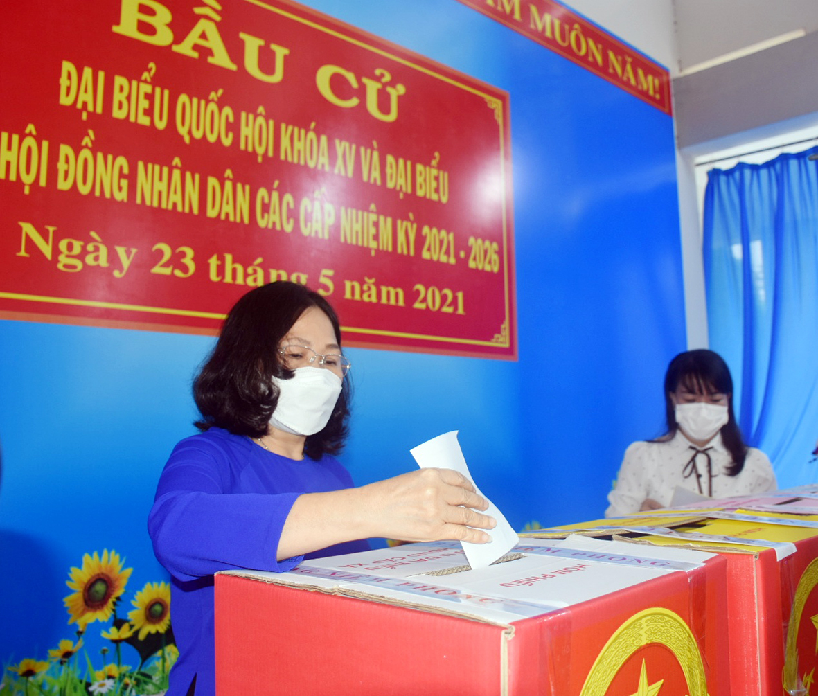 Cử tri Nguyễn Thị Yến, Phó Bí thư Thường trực Tỉnh ủy, Trưởng Đoàn ĐBQH tỉnh, Phó Trưởng Ban Thường trực BCĐ Bầu cử tỉnh bỏ phiếu tại Khu vực bỏ phiếu số 6, KP7, phường Phước Hưng, TP.Bà Rịa.