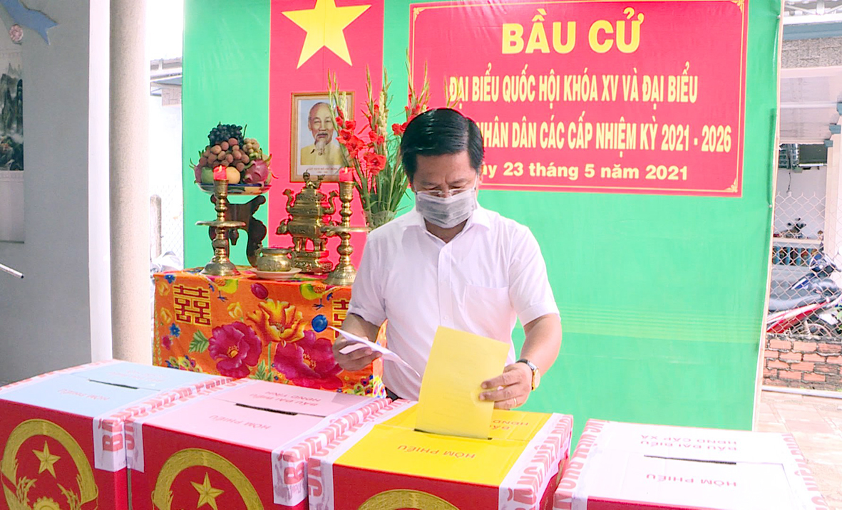 Cử tri Bùi Chí Thành, Ủy viên Ban Thường vụ Tỉnh ủy, Chủ tịch UBMTTQ Việt Nam tỉnh, Phó Chủ tịch UBBC tỉnh bỏ phiếu tại khu vực bỏ phiếu số 23, khu phố Thanh Bình, thị trấn Đất Đỏ. Ảnh: MINH THANH.