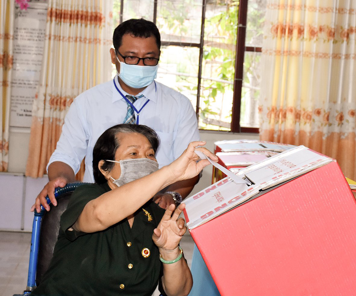 Cử tri Trịnh Thị Lâm, thương bình đang được chăm sóc tại Trung tâm điều dưỡng thương binh và người có công Long Đất bỏ phiếu tại Khu vực bỏ phiếu số 19, thị trấn Long Hải, huyện Long Điền. Ảnh: QUANG VI NH
