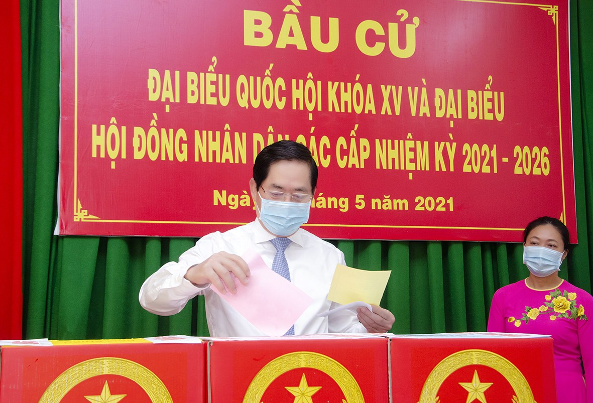 Cử tri Phạm Viết Thanh, Ủy viên Trung ương Đảng, Bí thư Tỉnh ủy, Trưởng BCĐ Bầu cử tỉnh bỏ phiếu tại khu vực bỏ phiếu số 3 (Trụ sở KP3, 22 Ngô Văn Huyền, phường 2, TP.Vũng Tàu). Ảnh: MẠNH THẮNG