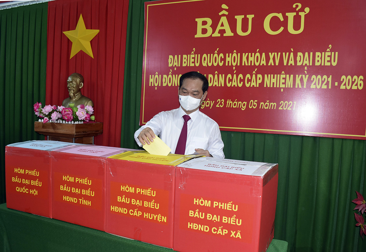 Cử tri Mai Ngọc Thuận, Ủy viên Ban Thường vụ Tỉnh ủy, Phó Chủ tịch HĐND tỉnh, Phó Chủ tịch Thường trực UBBC tỉnh bỏ phiếu tại khu vực bỏ phiếu số 5 (84, Hoàng Hoa Thám, phường 2, TP. Vũng Tàu). Ảnh: MINH THIÊN