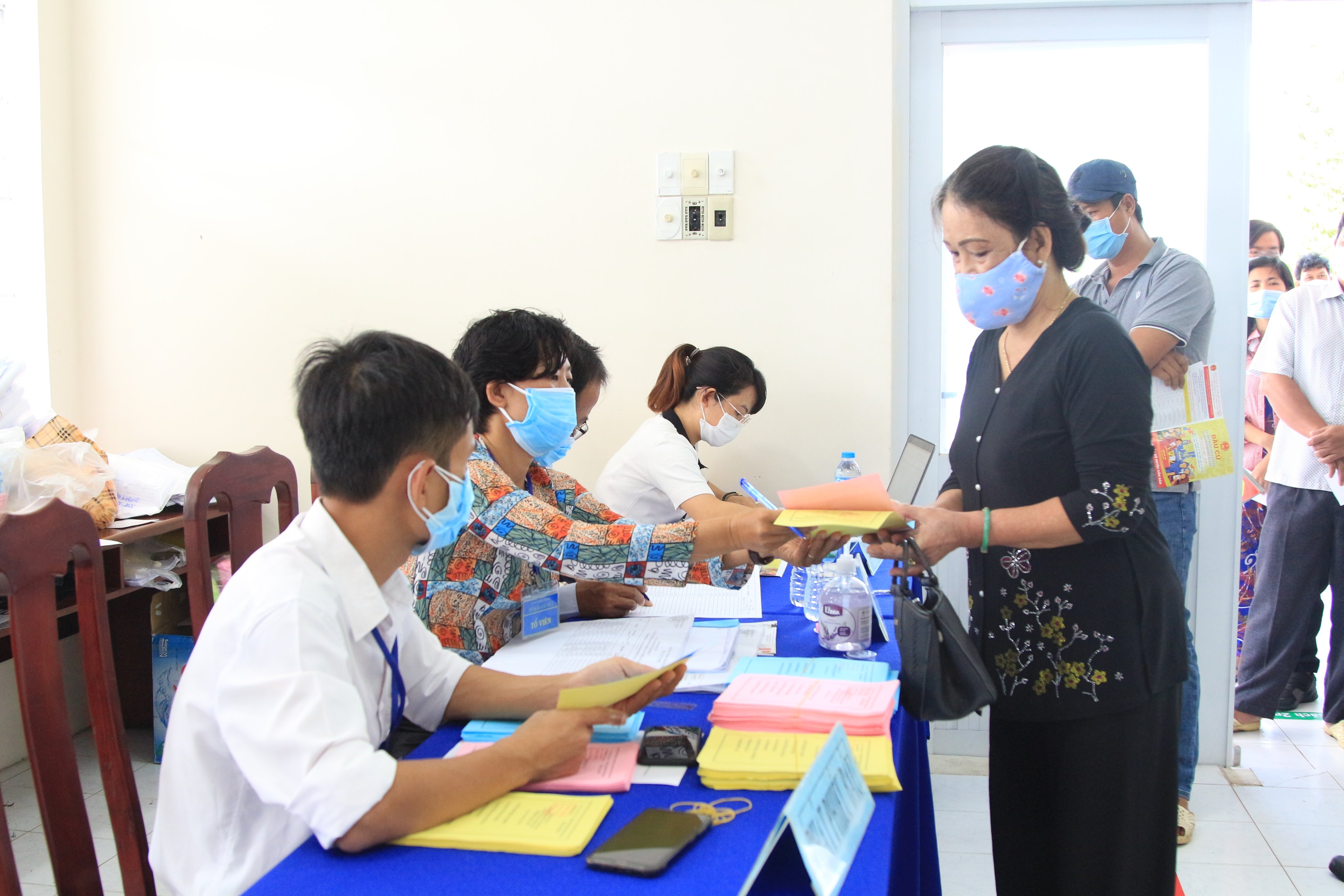 Cử tri tại Côn Đảo nhận phiếu bầu cử.