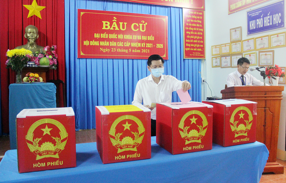 Cử tri Trần Văn Tuấn, Ủy viên Ban Thường vụ Tỉnh ủy, Phó Chủ tịch UBND tỉnh bỏ phiếu tại khu vực bỏ phiếu số 4, phường Phước Nguyên, TP. Bà Rịa. Ảnh: KHÁNH CHI