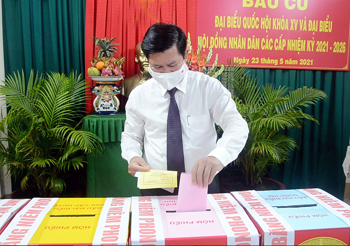 Cử tri Nguyễn Văn Xinh, Ủy biên Ban Thường vụ Tỉnh ủy, Trưởng Ban Tuyên giáo Tỉnh ủy bỏ phiếu tại khu vực bỏ phiếu số 14, thị trấn Đất Đỏ, huyện Đất Đỏ. Ảnh: VÂN ANH