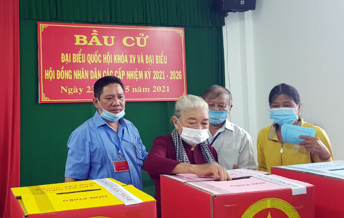 Mẹ VNAH Võ Thị Huê (78 tuổi) là cử tri đầu tiên bỏ phiếu tại khu vực bầu cử số 8, ấp Phong Phú, xã Long Phước (TP. Bà Rịa). Ảnh: CẨM NHUNG