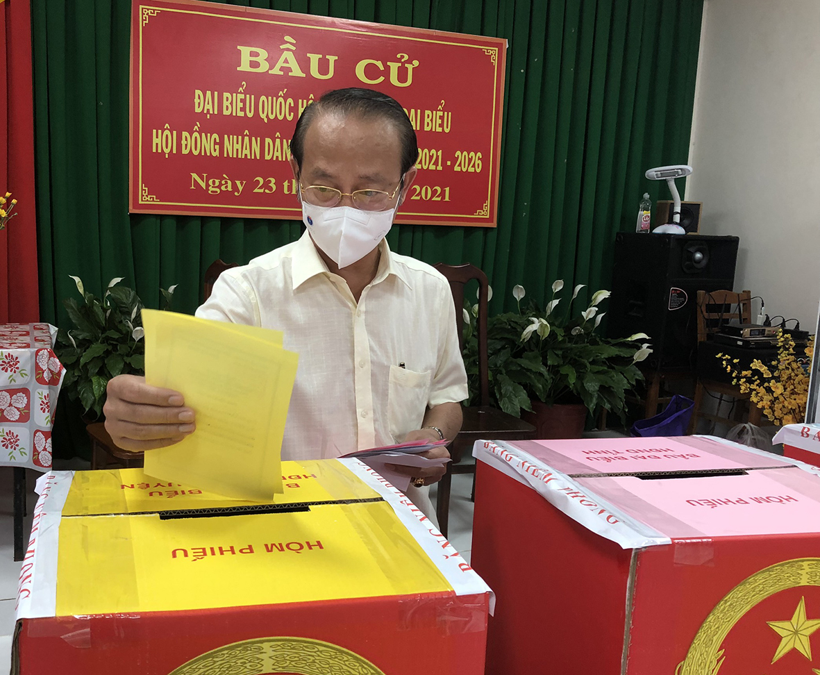 Cử tri Võ Văn Dũng, Ủy viên Ban Thường vụ Tỉnh ủy, Chủ nhiệm Ủy ban Kiểm tra Tỉnh ủy bỏ phiếu tại khu vực bỏ phiếu số 1, Trụ sở KP Hương Giang, phường Long Hương (TP.Bà Rịa). Ảnh: TRÚC GIANG