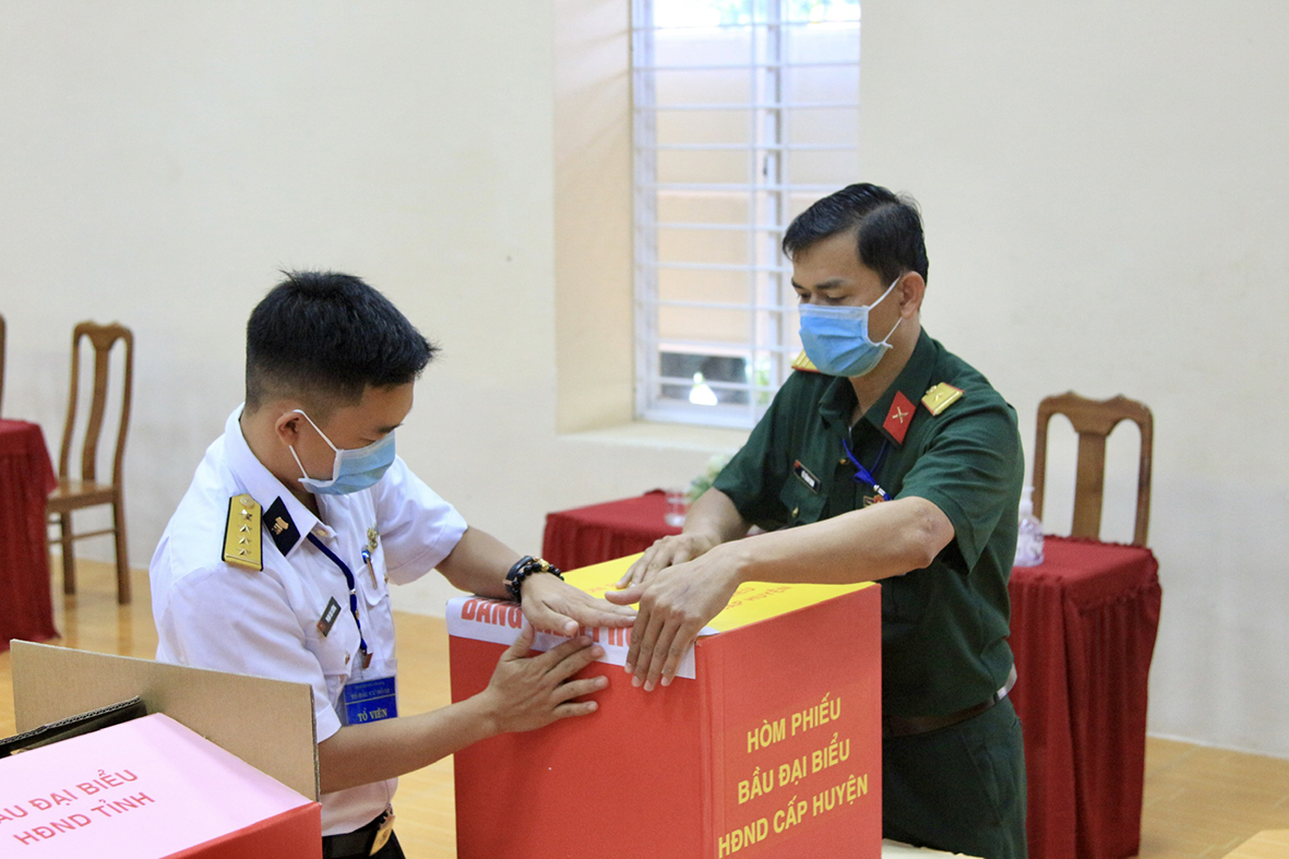 Các thành viên Tổ bầu cử số 12 huyện Côn Đảo niêm phong hòm phiếu. Ảnh  NGUYỄN CƯỜNG