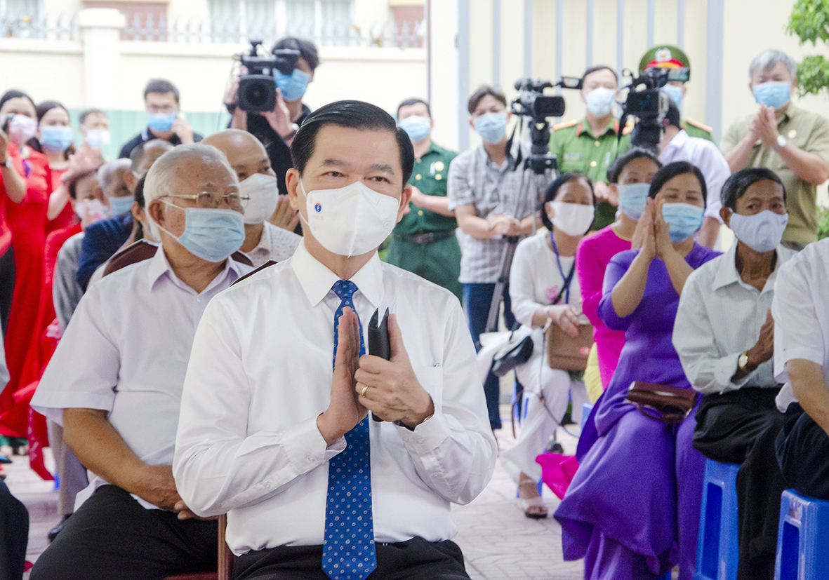 Ông Nguyễn Hồng Lĩnh, Ủy viên Trung ương Đảng, Phó Trưởng Ban Dân vận Trung ương cùng cử tri tham dự lễ khai mạc tại Khu vực bỏ phiếu số 3 - Khu phố 3, phường 2, TP.Vũng Tàu. Ảnh: BẢO KHÁNH
