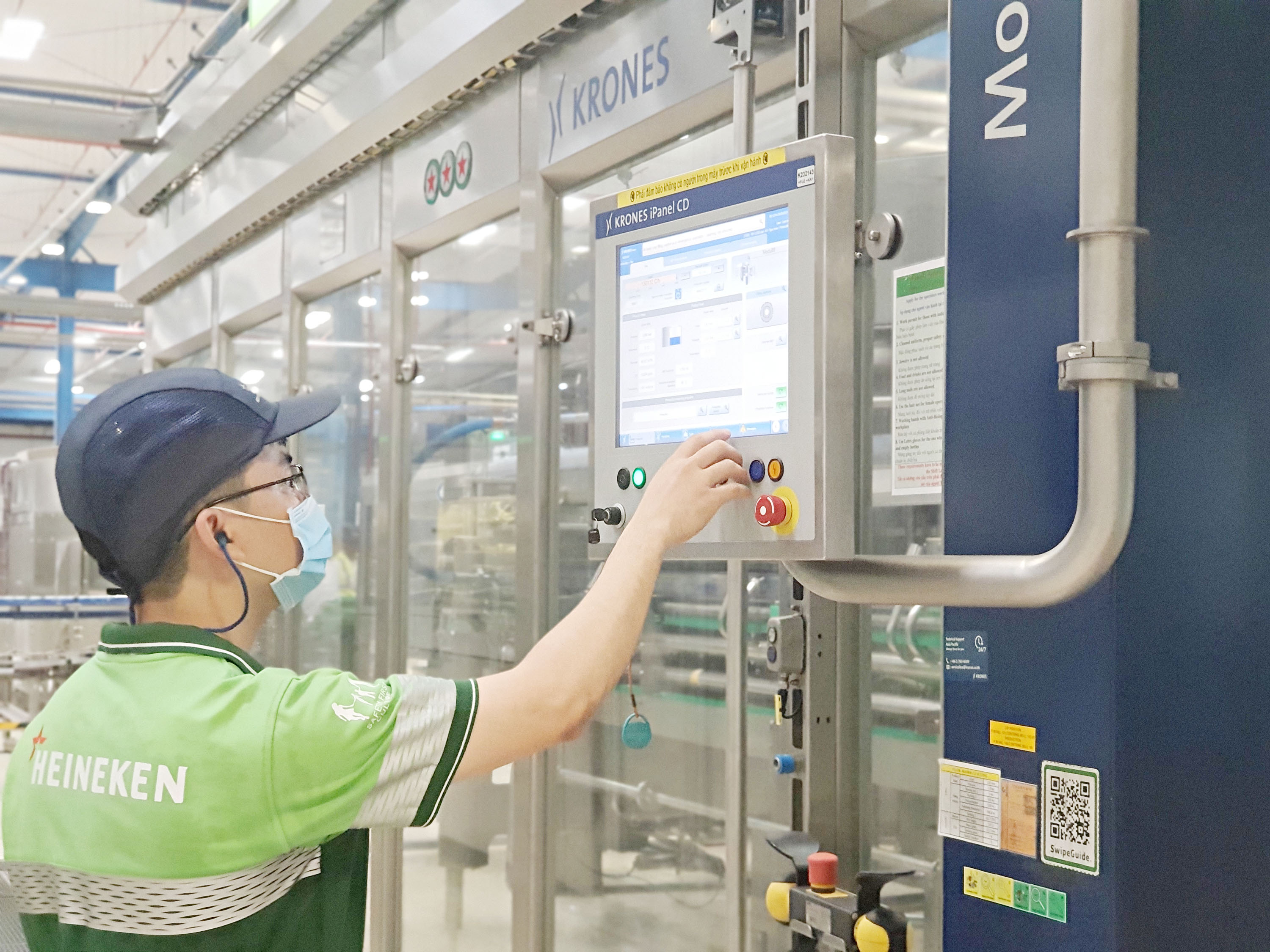 Điều khiển dây chuyền sản xuất bia tại Nhà máy Heineiken Vũng Tàu (TX. Phú Mỹ). Ảnh: THẢO PHƯƠNG